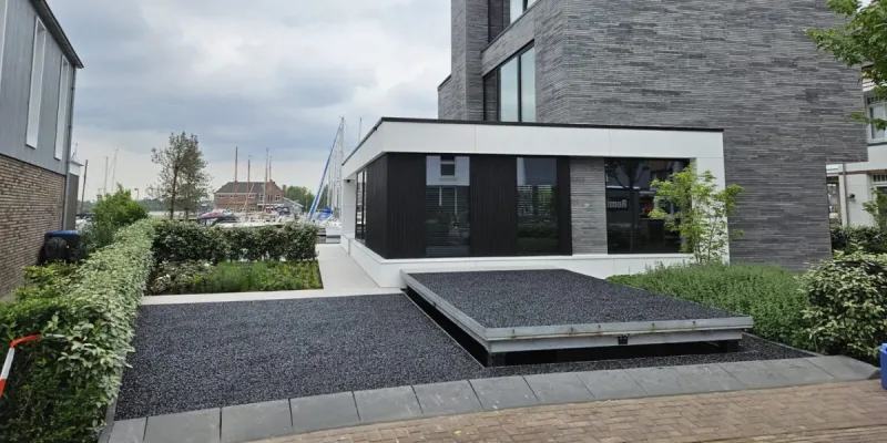 Autolift met gebonden siergrind